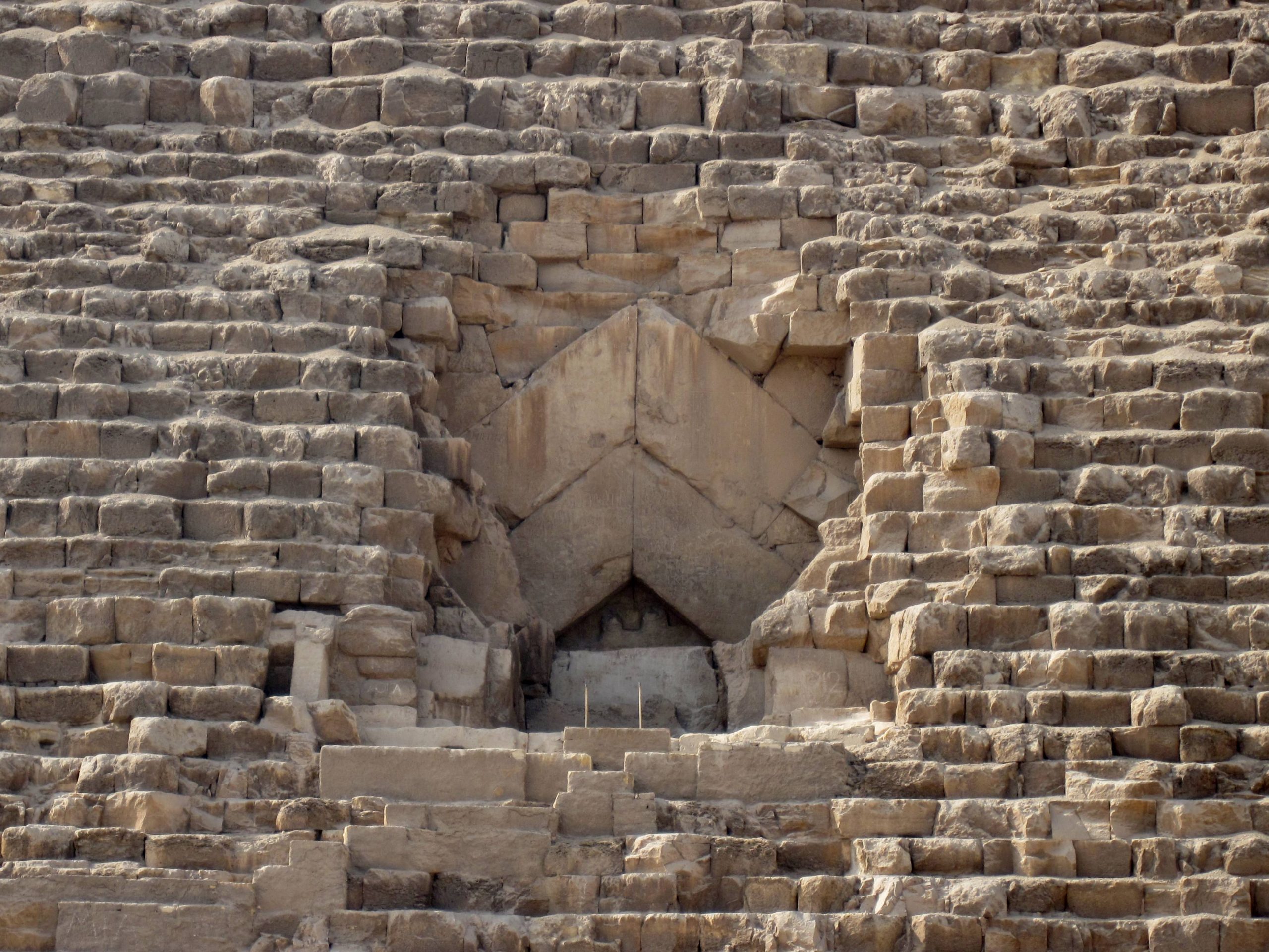 Unlocking the Secrets: A Hidden Chamber Revealed in the Great Pyramid of Cheops!